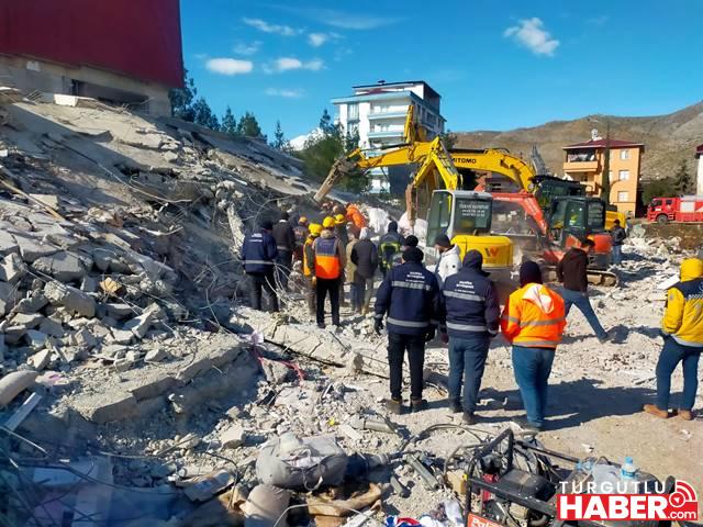 Manisa Büyükşehir Belediyesi İş Makineleri Afet Bölgesinde Çalışma Yürütüyor