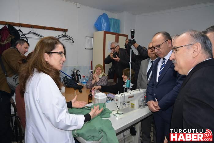 Vali Yaşar Karadeniz Turgutlu'da deprem yardım çalışmalarını inceledi