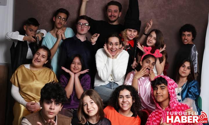 Atatürk Kültür Merkezi Torbalar Junior Tiyatro Grubu Depremzede Çocuklar İçin Sahnede
