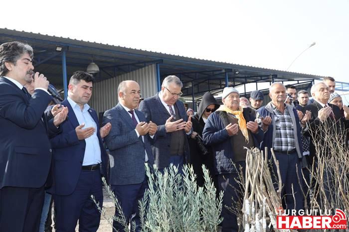 YUNUSEMRE BELEDİYESİ ÜRETİCİSİNE 35 BİN FİDAN DAĞITTI