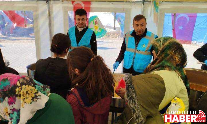 Manisa Büyükşehir Belediyesi'nin Deprem Bölgesinde Sıcak Yemek Desteği Sürüyor