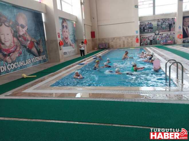 Salihli’de Depremzede Çocukların Havuz Keyfi