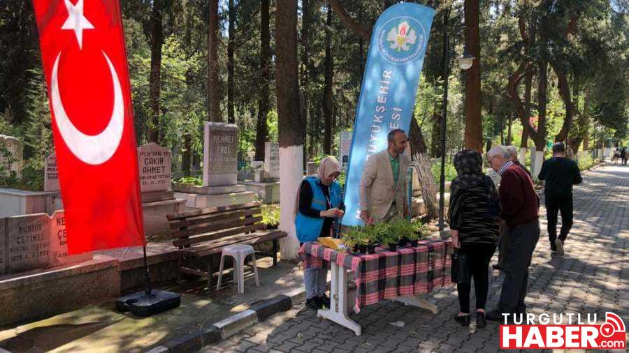 Kabir Ziyareti Yapan Manisalıları Büyükşehir’in Sıcak Yüzü Karşıladı