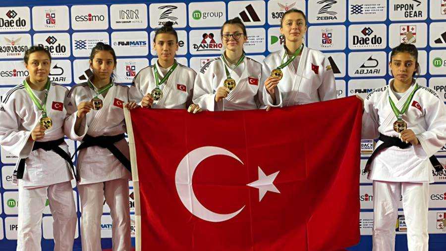 YUNUSEMRELİ MERVE'DEN GÜMÜŞ MADALYA