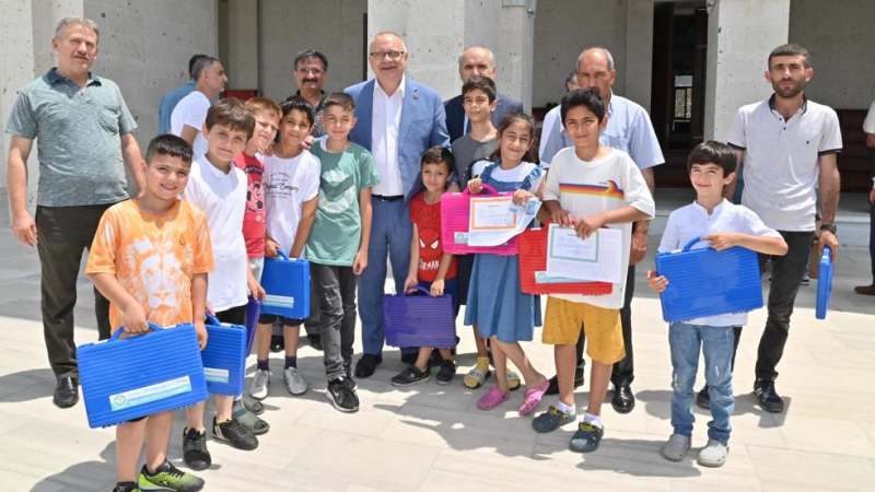 Başkan Ergün’den Çocuklara Karne Hediyesi  