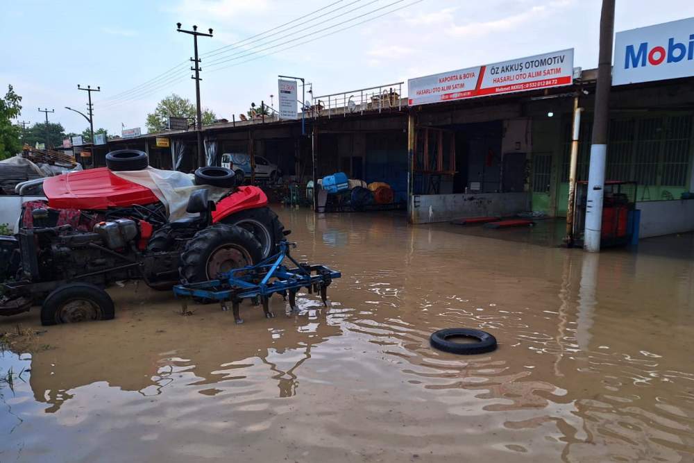 Turgutlu'da Şiddetli Sağanak Su Baskınlarına Neden Oldu