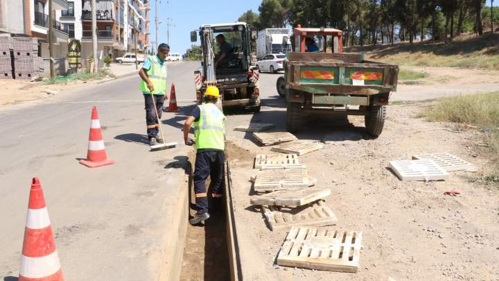 Salihli’de Yağmursuyu Izgaraları Temizleniyor