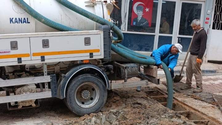 Selendi İlçesinde Yağmur Suyu Izgaraları Temizlendi