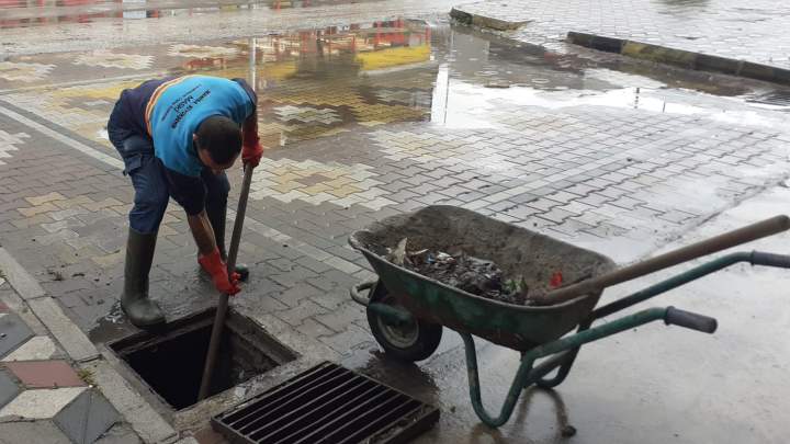 Soma İlçesinde Yağmur Suyu Izgaraları Temizlendi