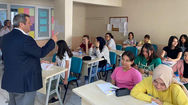 Soma ve Kırkağaç’ta Büyükşehir’in Eğitim Hizmetleri Sorunsuz Sürüyor