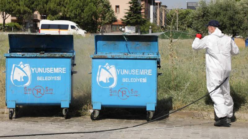 YUNUSEMRE’DE KONTEYNERLER DEZENFEKTE EDİLİYOR