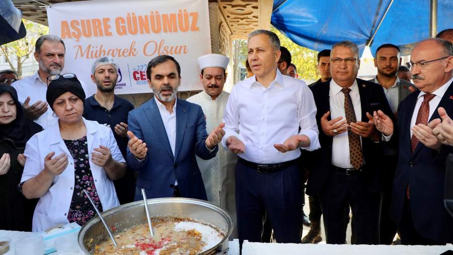 BAKAN YERLİKAYA SARUHANBEY CAMİİ’Nİ ÇOK BEĞENDİ