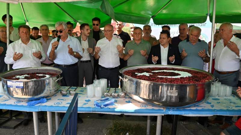 Başkan Ergün Alaybey ve Laleli’de Vatandaşlara Aşure Dağıttı