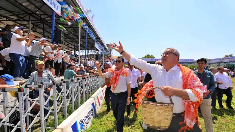 GÜREŞSEVERLERE 2 TON MESİR SAÇILDI