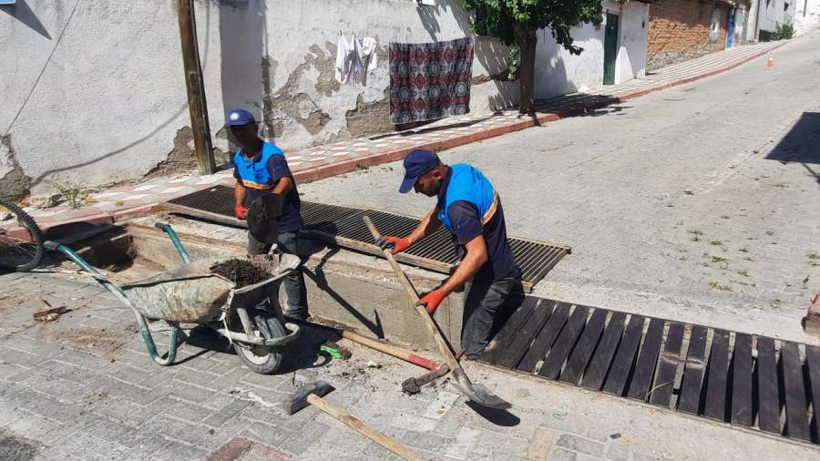 Hacıishak ve İnönü Mahallelerinin Yağmur Suyu Izgaraları Temizleniyor