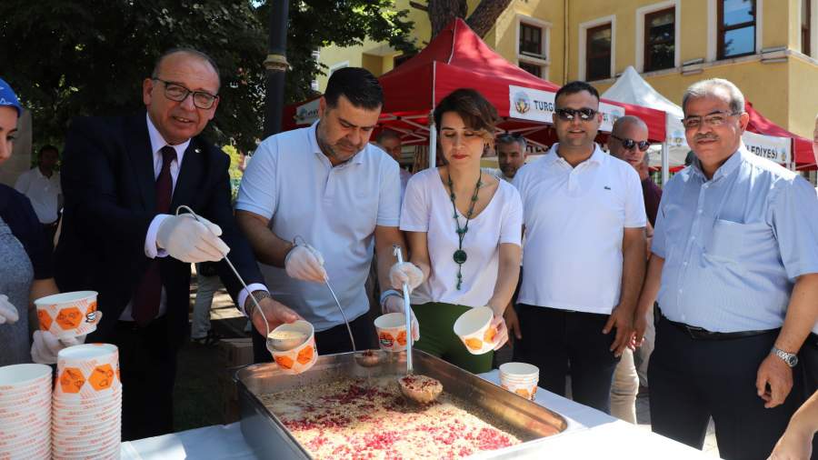 Turgutlu Belediyesinin Geleneksel Aşure Hayrı Bu Yıl Çocukların Ellerinden