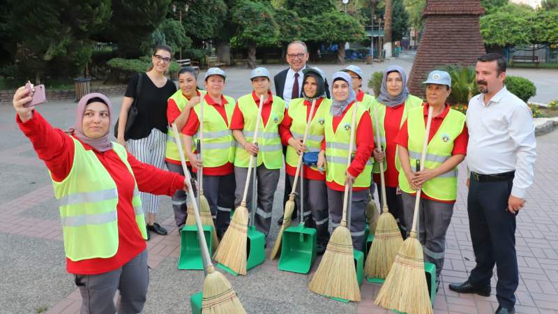 Turgutlu’da Sokakların Temizliği Kadınlara Emanet