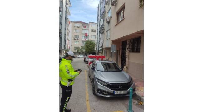 MANİSA'DA HATALI PARK YAPANLARA CEZA YAĞDI