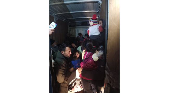 MANİSA'DA KAMYONETİN ARKASINDA 33 GÖÇMEN YAKALANDI