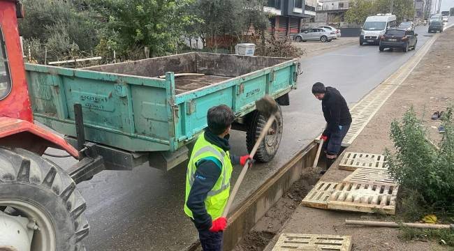 Salihli'de 3 Mahallede Yağmur Suyu Izgaraları Temizlendi