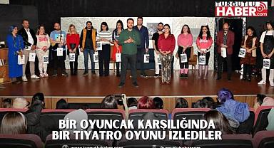 Bir Oyuncak Karşılığında Bir Tiyatro Oyunu İzlediler