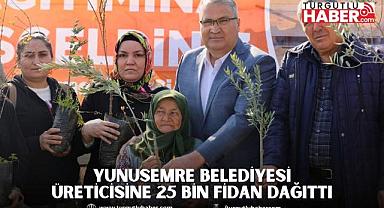 YUNUSEMRE BELEDİYESİ ÜRETİCİSİNE 25 BİN FİDAN DAĞITTI