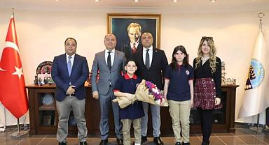 Başkan Çetin Akın'ın Koltuğunu Çocuklara Devretti