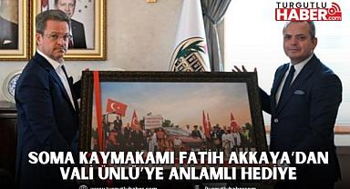 Soma Kaymakamı Fatih Akkaya’dan Vali Ünlü’ye Anlamlı Hediye