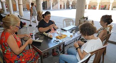 KADINLAR ŞEHZADLER’İN KURSLARINDA HEM ÖĞRENİYOR HEM ÖZGÜRLEŞİYOR