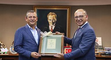 CHP Genel Başkanı Özgür Özel, Turgutlu Belediyesini Ziyaret Etti