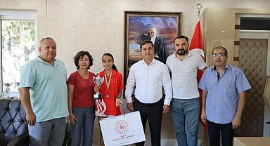 İl Müdürü Öztürk, Avrupa Üçüncüsü Elif Deniz’i tebrik etti