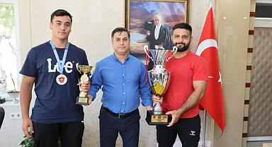 İl Müdürü Öztürk başarılı güreşçileri tebrik etti