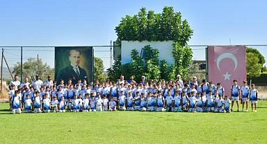 YUNUSEMRE BELEDİYESPOR'DA YAZ FUTBOL OKULU SONA ERDİ