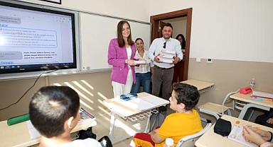 ÖĞRENCİLERE DERS KİTAPLARINI BAŞKAN DURBAY DAĞITTI