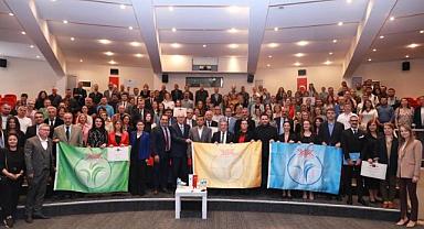 DEÜ, ENGELSİZ ÜNİVERSİTE ÖDÜLLERİ'Nİ KUTLADI: 17 BAŞARI ÖDÜLÜ SAHİPLERİNE TESLİM EDİLDİ