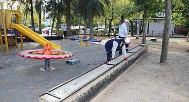 GENÇLİK PARKI'NDAKİ OTURMA ALANLARI YENİLENDİ