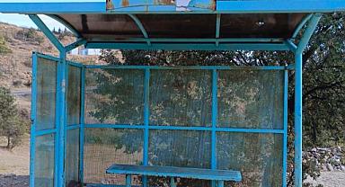 Kula’da Otobüs Duraklarının Bakımları Yapıldı