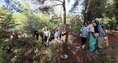 Manisa’da el ele verip ormanı temizlediler