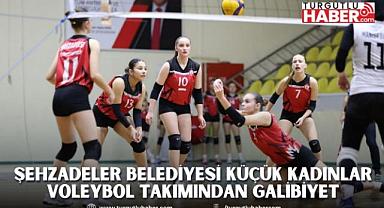 ŞEHZADELER BELEDİYESİ KÜÇÜK KADINLAR VOLEYBOL TAKIMI GALİBİYET SERİSİNE BİR YENİSİNİ EKLEDİ