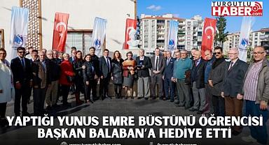 YAPTIĞI YUNUS EMRE BÜSTÜNÜ ÖĞRENCİSİ BAŞKAN BALABAN’A HEDİYE ETTİ