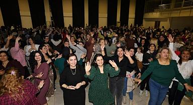 MANİSALI KADINLAR 'KADINLAR MATİNESİ'NDE GÖNÜLLERİNCE EĞLENDİ