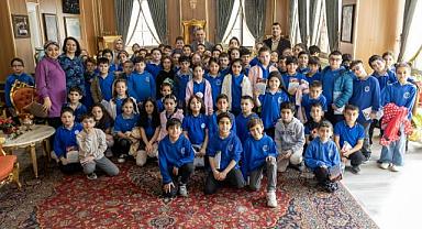 BAŞKAN BALABAN MİNİK KONUKLARINA YEREL YÖNETİMLERİ ANLATTI