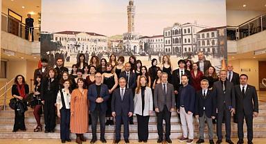 DEÜ’DE TİYATRO COŞKUSU: MUHSİN ERTUĞRUL VE SUAT TAŞER ÖDÜLLERİ SAHİPLERİNİ BULDU