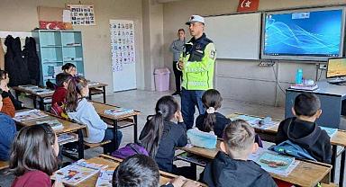 Kula Jandarması'ndan Öğrencilere ve Servis Şoförlerine Trafik Eğitimi
