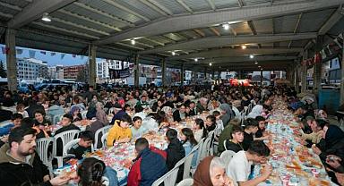 Manisa Büyükşehir’in İftar Sofrası Muradiye’de Kuruldu