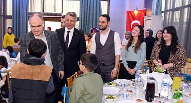Manisa Valisi Özkan'dan Yetim Çocuklara Sevgi Dolu İftar