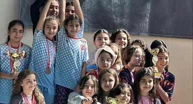 YUNUSEMRE'NİN YÜZÜCÜLERİ İL BİRİNCİLİĞİNDE ŞAMPİYON OLDU