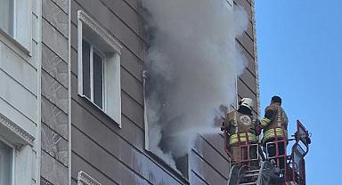 Turgutlu'da Apartmanda Yangın, Mahsur Kalanları İtfaiye Kurtardı