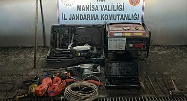 Akhisar'da Ormanlık Alanda Kaçak Kazıya Suçüstü: 2 Kişi Yakalandı