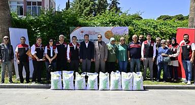 İZMİRLİ ÜRETİCİLERE SORGUM SUDAN OTU TOHUMU DAĞITILDI